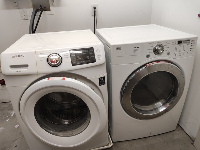 Free Laundry in Onsite - 413 N Geneva St