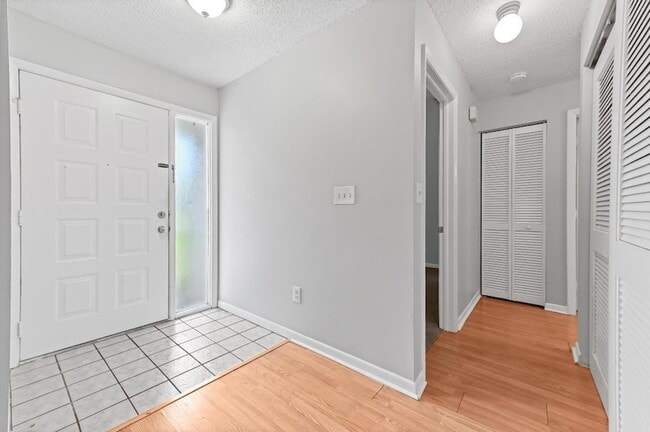 Building Photo - 81 Westecunk Dr