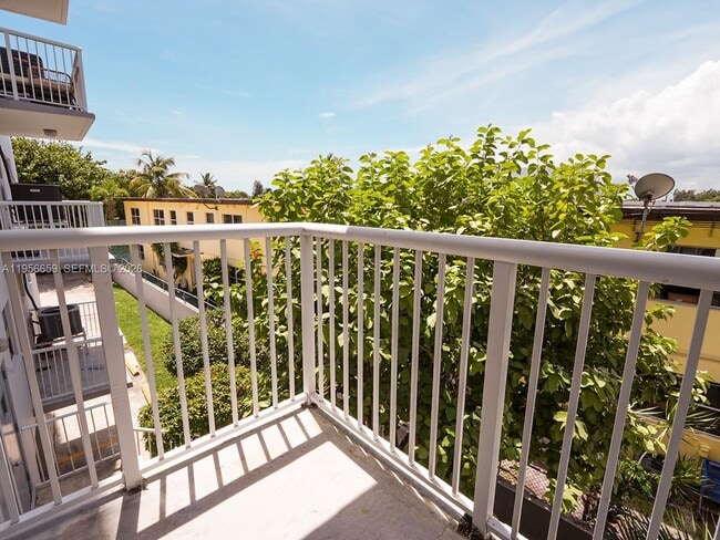 Building Photo - 130 S Shore Dr