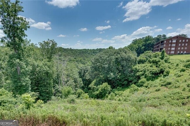 Building Photo - 425 Maplewood Dr