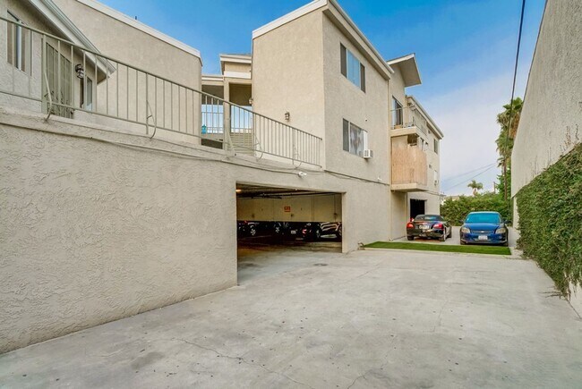 Interior Photo - 3638 W 113th St (B)