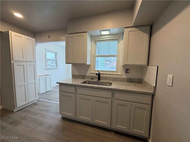 Building Photo - 920 E 218th St