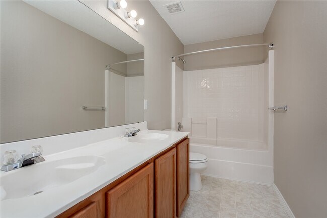 Building Photo - 2700 Peach Dr