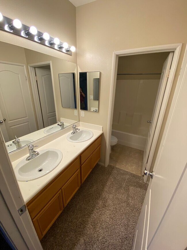 Building Photo - Gorgeous NW Home 4 Bed/3 Bath $2,850 Rent & 2,850 Deposit