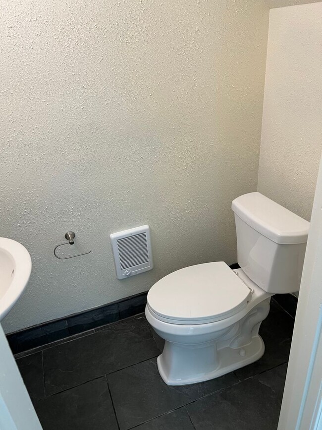 Building Photo - Updated 3 bedroom 1.5 bath duplex!