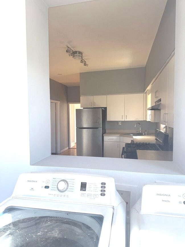 Building Photo - 511 N Taylor Ave