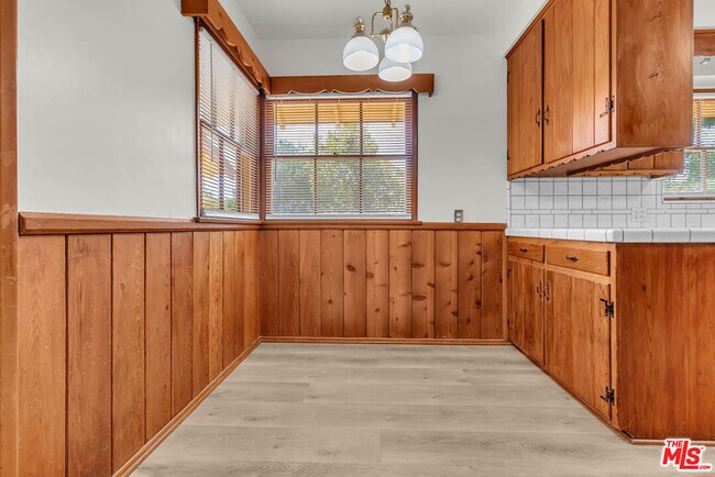 Building Photo - 9322 Lasaine Ave