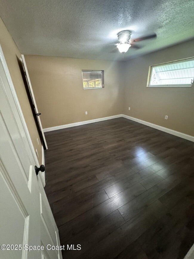 Building Photo - 10 Scott Ln