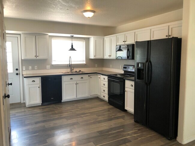 Building Photo - 1500 NW Canyon View Dr