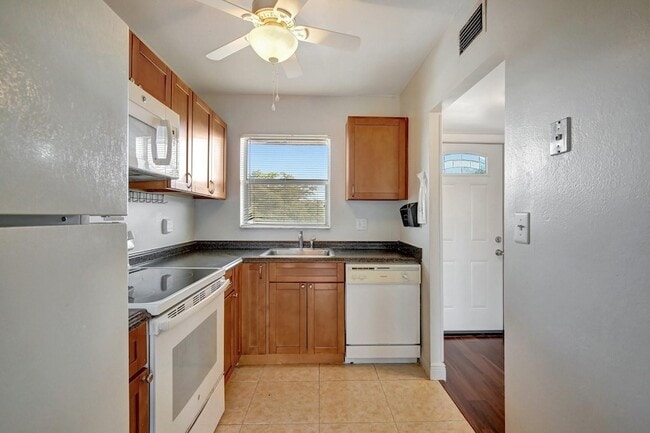 Building Photo - 8225 Sunrise Lakes Dr N