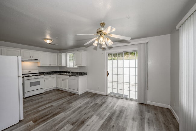 kitchen & dining area - 515 S Shelton St
