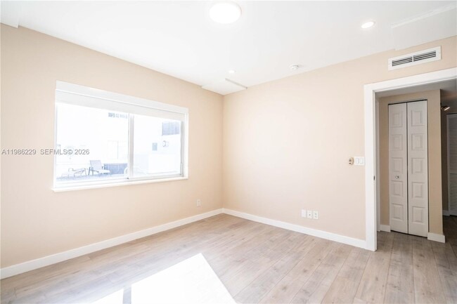 Building Photo - 2400 NE 26th St