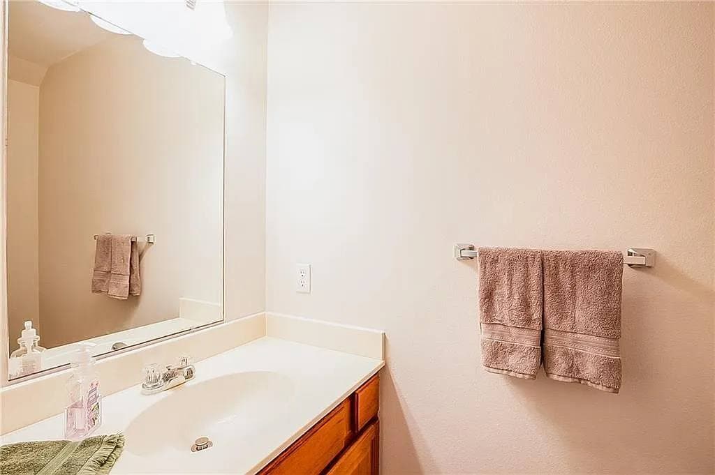 Building Photo - 332 Catalpa Dr