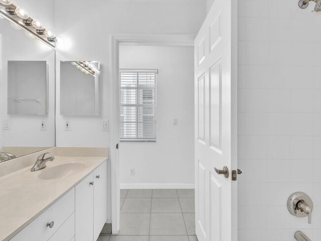 Building Photo - 6094 Lake Hibiscus Dr