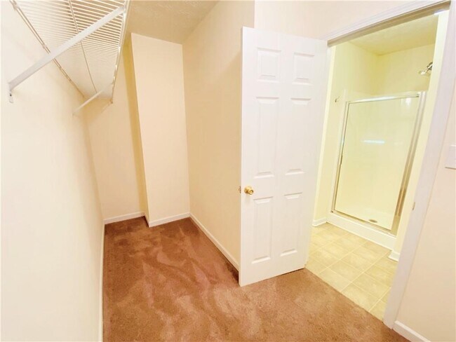 Building Photo - 5528 Silver Springs Dr