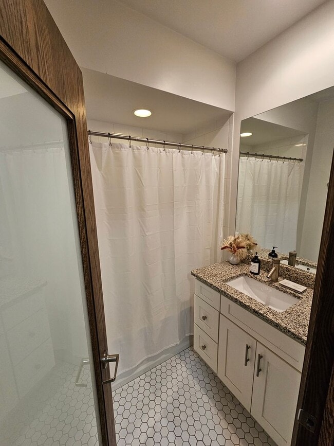 Building Photo - Fully Furnished Public Square Apartment!!!