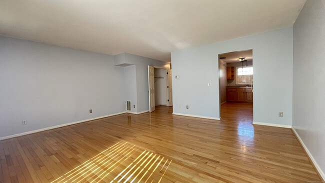 Building Photo - 19 Hawthorne Dr