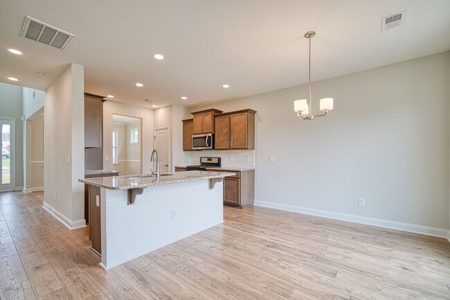 Building Photo - Gorgeous 4 BR, 3 BA Home With Easy Access ...
