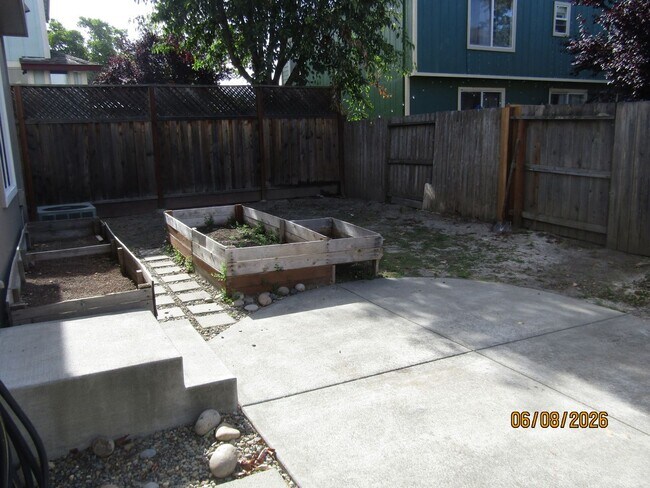 Building Photo - Great 3 bed 2.5 bath single family home in Windsor! Brand New Flooring and Paint!