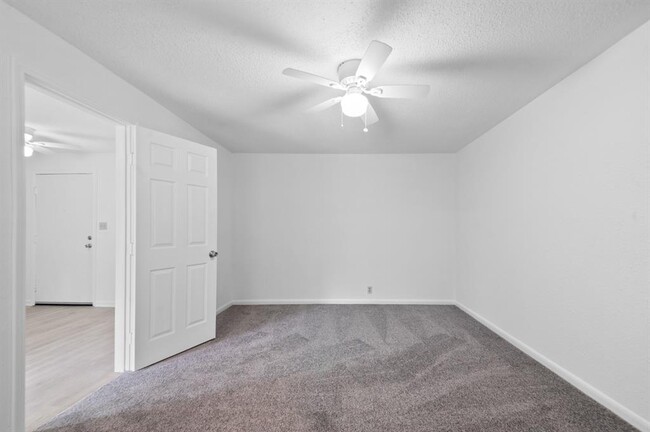 Building Photo - 806 E Emily Ave