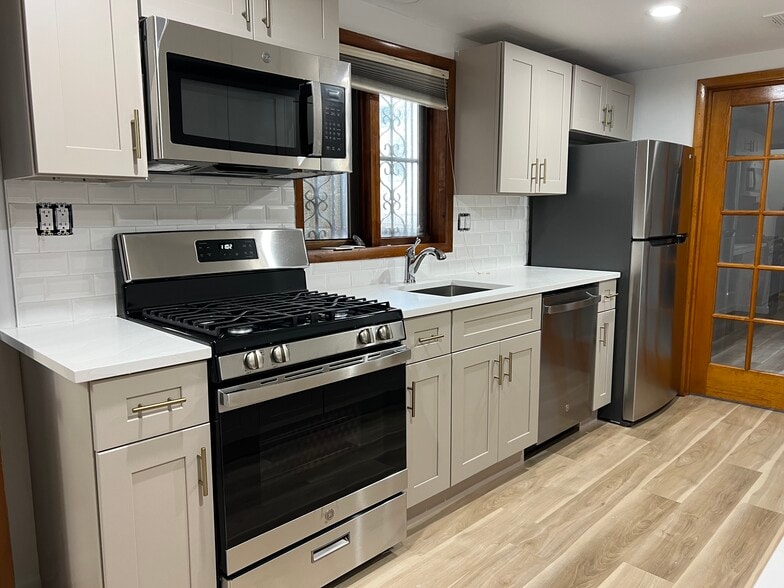 Large kitchen with laundry hookup - 13 Calumet St