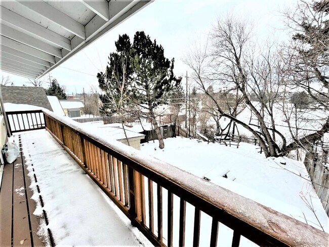 Building Photo - Newly Renovated 3 Bed, 2 Bath With Amazing...