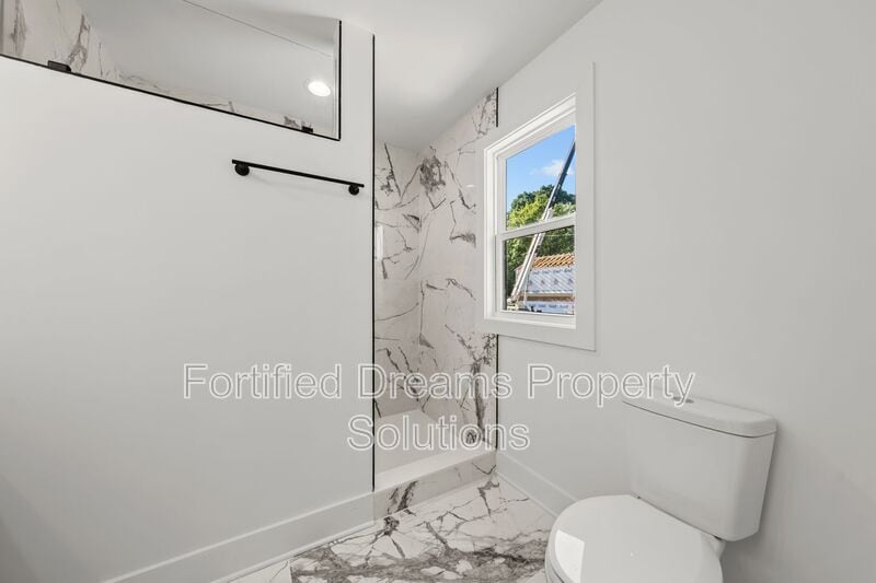 Building Photo - 806 W Dameron Ave