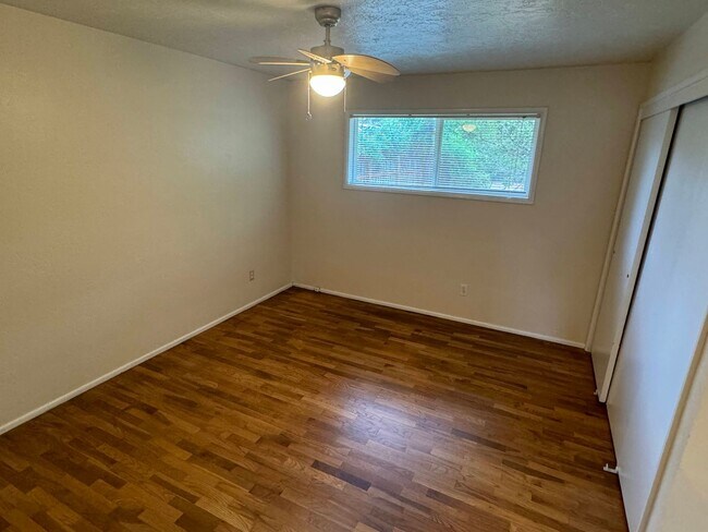 Building Photo - 3+ Bedroom House in Friendly Area