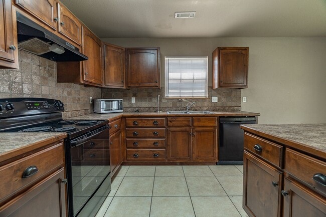 Building Photo - 4 Bedroom 2.5 Bath Townhome near UofA!  Available in August!!