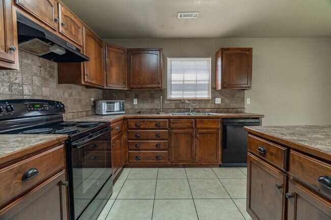 Building Photo - 4 Bedroom 2.5 Bath Townhome near UofA!  Fenced yard coming soon!!