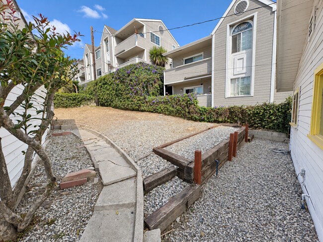 Building Photo - 1339 E Santa Clara St