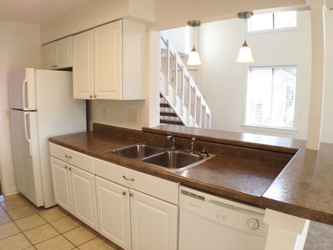 Building Photo - GORGEOUS 3 BEDROOM 2.5 BATH OVER LOOKING W...