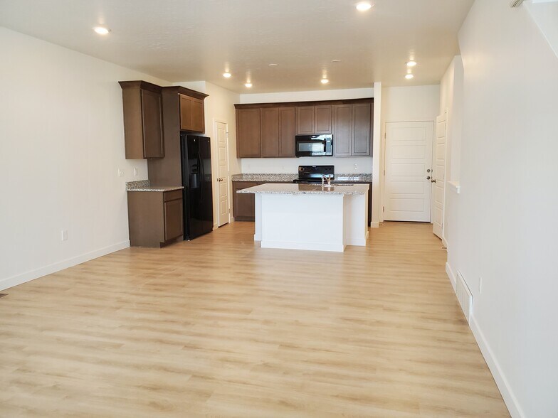 Building Photo - 4350 W Dixon Way