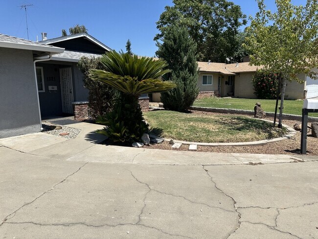 Building Photo - Welcome to Woodside Drive! Opportunity awa...