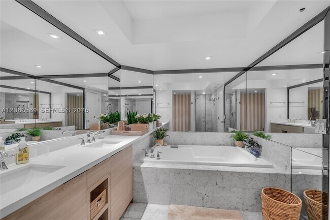 Building Photo - 16400 Collins Ave