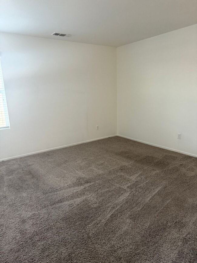 Building Photo - MOVE-IN -READY