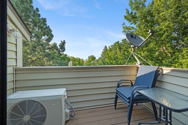 Building Photo - Spacious 3BR/3BA Condo w/ Loft & Vaulted Ceilings!