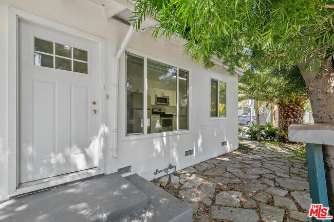 Building Photo - 739 Westbourne Dr