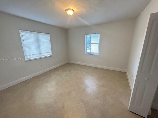 Building Photo - 2880 Pine Tree Dr