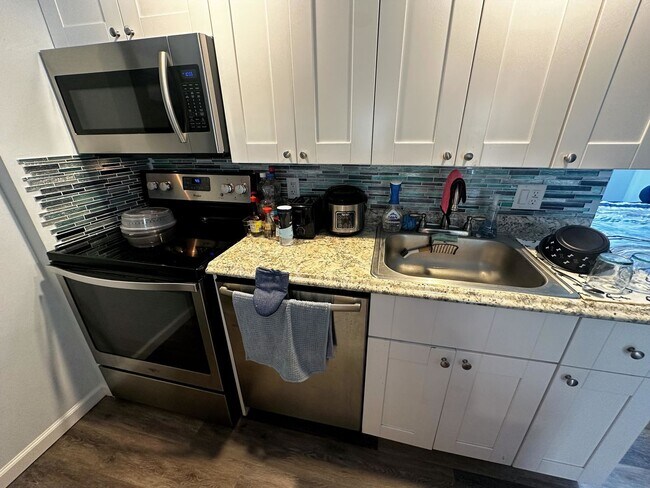 Building Photo - Cozy Updated Studio Unit in Central Island...