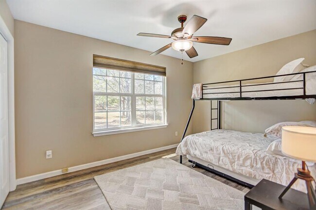 Building Photo - 460 Pine Tree Loop