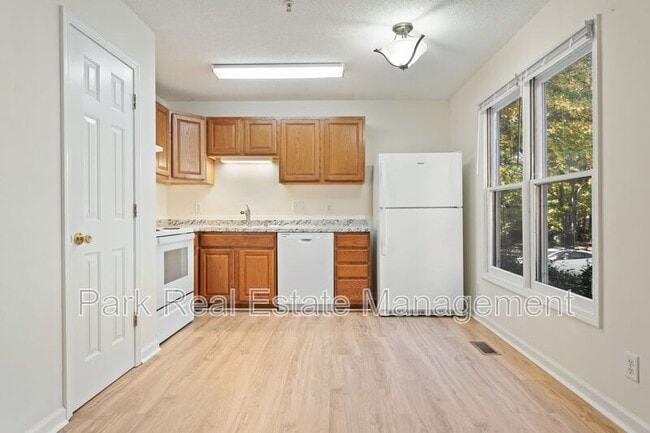 Building Photo - 121 Westview Dr