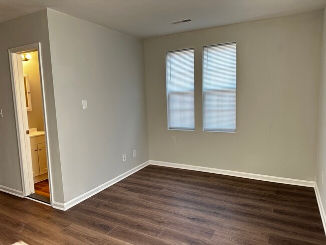 Building Photo - SE Duplex