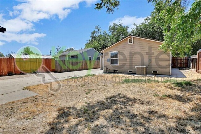 Building Photo - 2313 Piercy Way