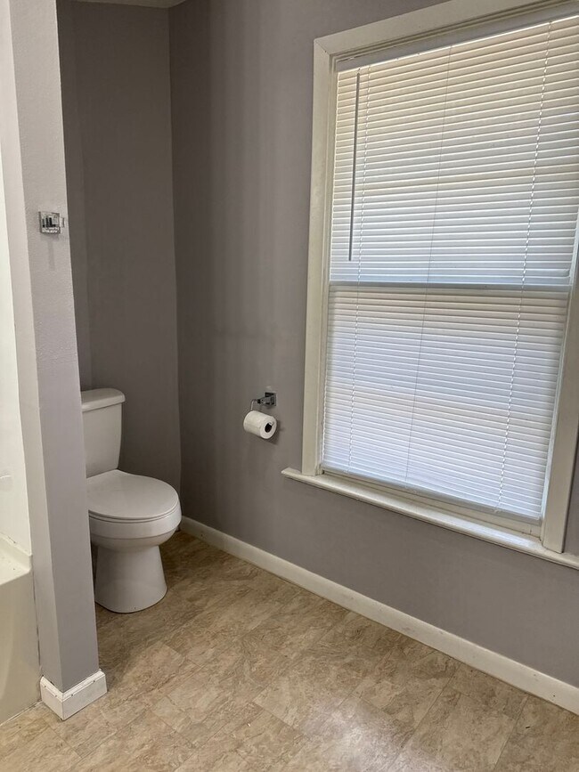 Building Photo - Allen street duplex