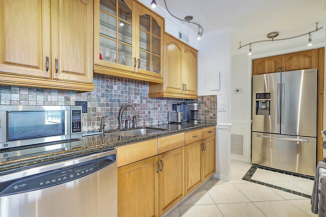 Building Photo - 2121 N Ocean Blvd