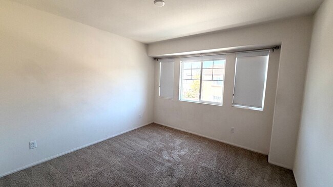 Building Photo - Modern Townhouse in Fairview Community of Bonsall