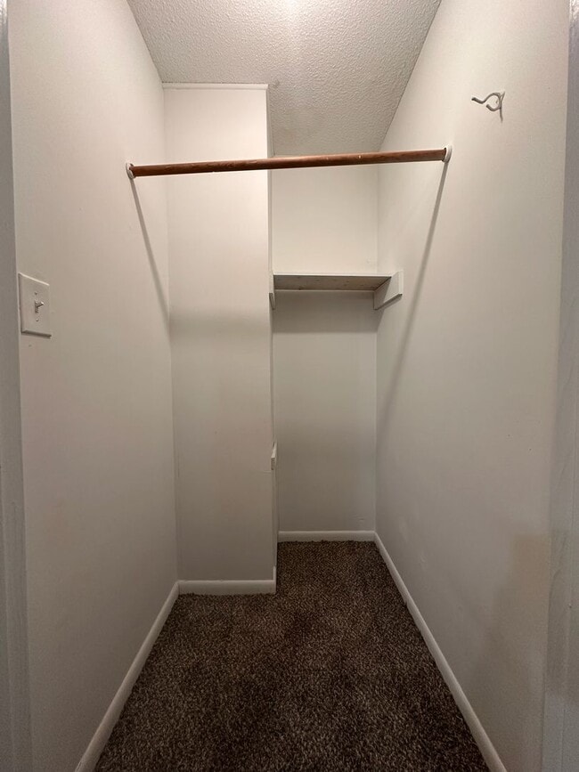 Building Photo - Convenient, in town living with garage!