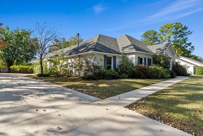 Building Photo - Beautiful 4 Bed 2.5 Bath Available Now!