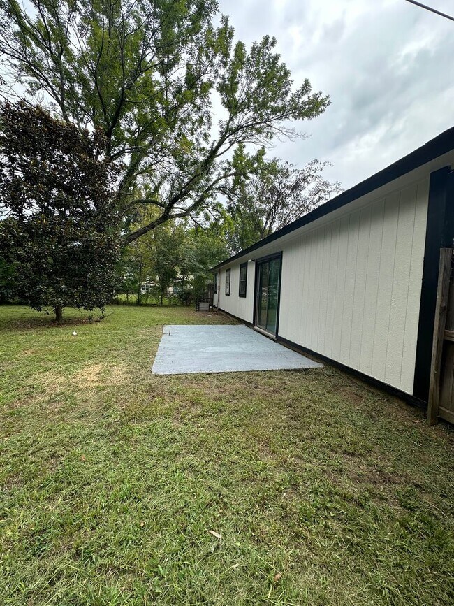 Building Photo - 3 Bedroom and 2 Bathroom home.